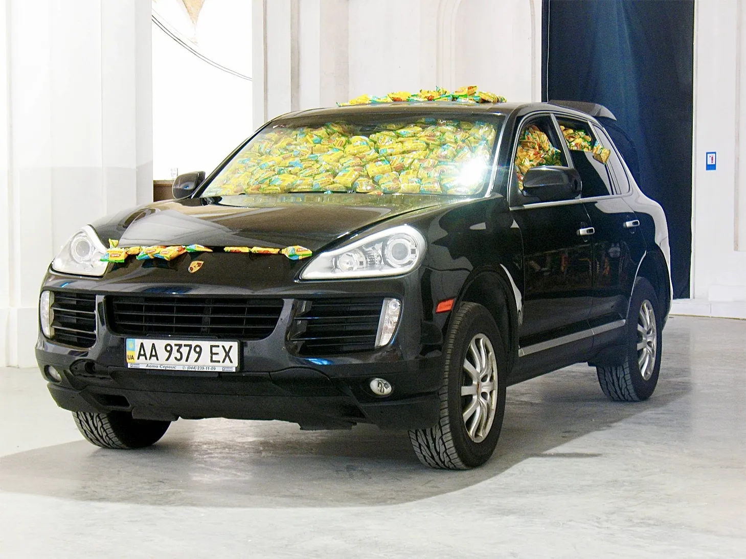 «Середній клас». Незалежний. Мистецький Арсенал 2011. SUV Porsche Cayenne, Instant Noodles
